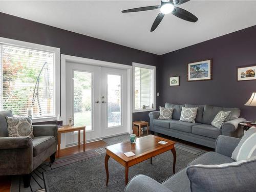 16-3647 Vermont Pl, Campbell River, BC - Indoor Photo Showing Living Room