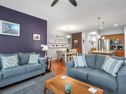 16-3647 Vermont Pl, Campbell River, BC - Indoor Photo Showing Living Room