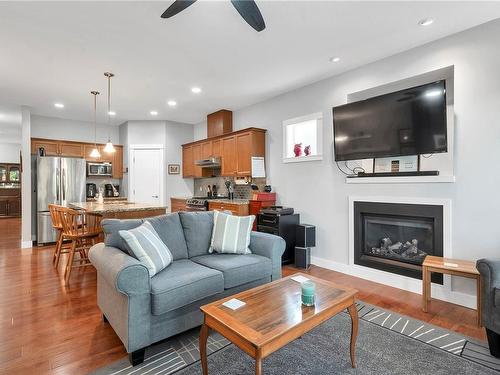 16-3647 Vermont Pl, Campbell River, BC - Indoor Photo Showing Living Room With Fireplace