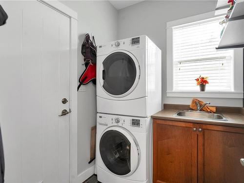 16-3647 Vermont Pl, Campbell River, BC - Indoor Photo Showing Laundry Room