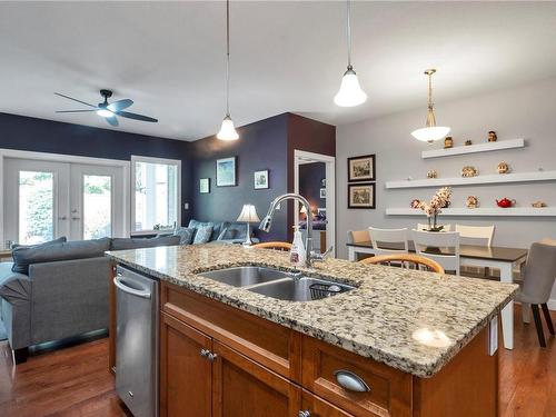 16-3647 Vermont Pl, Campbell River, BC - Indoor Photo Showing Kitchen With Double Sink