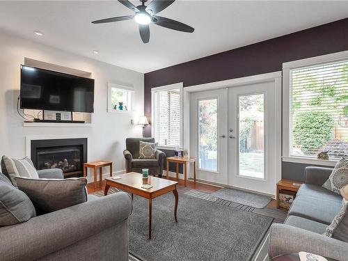 16-3647 Vermont Pl, Campbell River, BC - Indoor Photo Showing Living Room With Fireplace