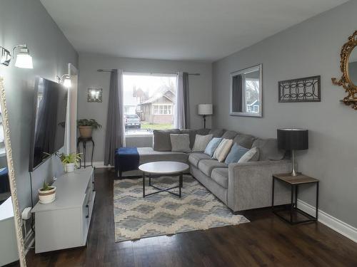 347 Mckellar St N, Thunder Bay, ON - Indoor Photo Showing Living Room