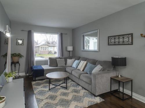 347 Mckellar St N, Thunder Bay, ON - Indoor Photo Showing Living Room