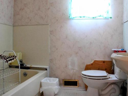 18 Ross Avenue, Marathon, ON - Indoor Photo Showing Bathroom