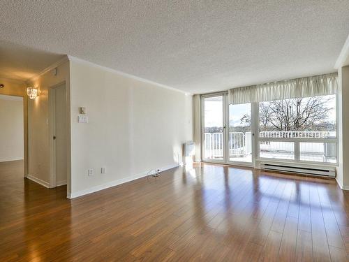 Living room - 204-500 Place Juge-Desnoyers, Laval (Pont-Viau), QC - Indoor