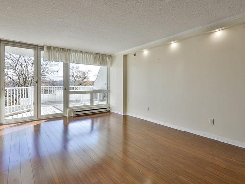 Living room - 204-500 Place Juge-Desnoyers, Laval (Pont-Viau), QC - Indoor Photo Showing Other Room