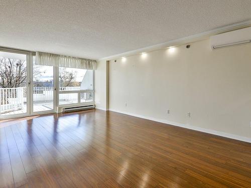 Living room - 204-500 Place Juge-Desnoyers, Laval (Pont-Viau), QC - Indoor Photo Showing Other Room