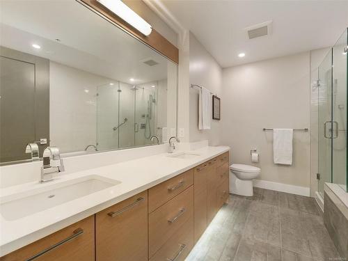 103-747 Travino Lane, Saanich, BC - Indoor Photo Showing Bathroom