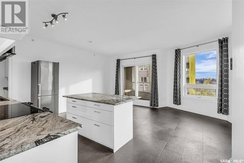 328 & 329 404 C Avenue S, Saskatoon, SK - Indoor Photo Showing Kitchen