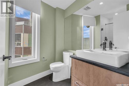 328 & 329 404 C Avenue S, Saskatoon, SK - Indoor Photo Showing Bathroom