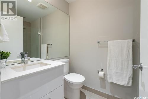 328 & 329 404 C Avenue S, Saskatoon, SK - Indoor Photo Showing Bathroom