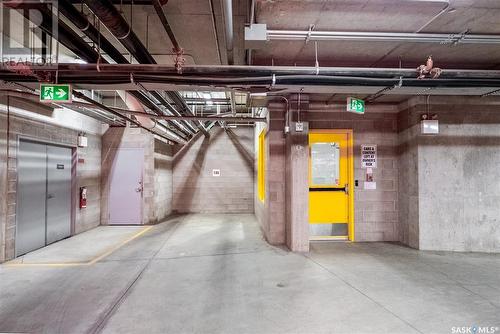 328 & 329 404 C Avenue S, Saskatoon, SK - Indoor Photo Showing Garage