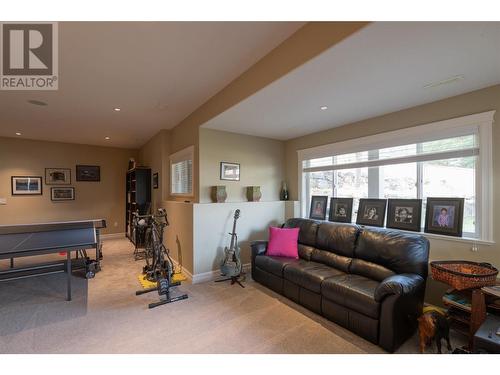 1615 Cheakamus Drive, Kamloops, BC - Indoor Photo Showing Living Room