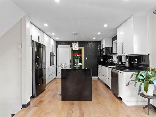 Kitchen - 17 Place Maxime, Montréal (L'Île-Bizard/Sainte-Geneviève), QC - Indoor Photo Showing Kitchen