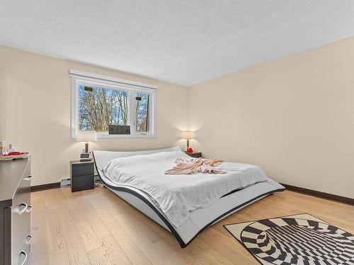 Master bedroom - 17 Place Maxime, Montréal (L'Île-Bizard/Sainte-Geneviève), QC - Indoor Photo Showing Bedroom