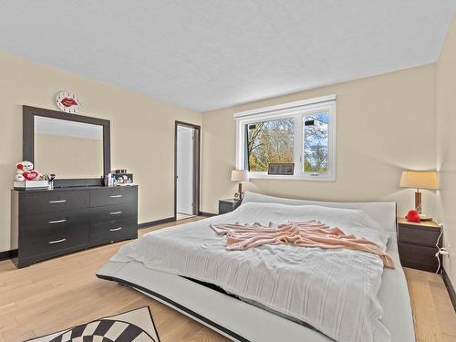 Master bedroom - 17 Place Maxime, Montréal (L'Île-Bizard/Sainte-Geneviève), QC - Indoor Photo Showing Bedroom