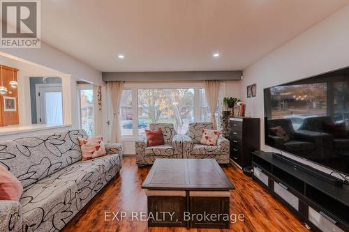 Upper - 14 Summerglade Drive, Toronto, ON - Indoor Photo Showing Living Room