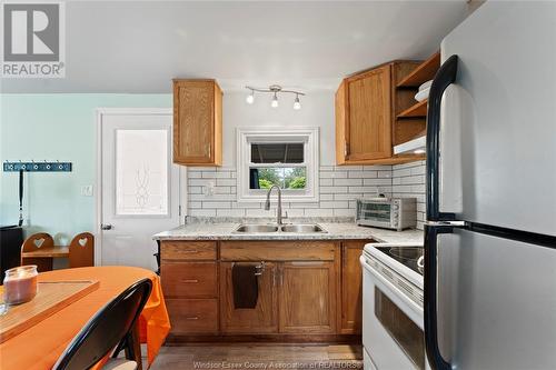 323 Beverly, Essex, ON - Indoor Photo Showing Kitchen With Double Sink