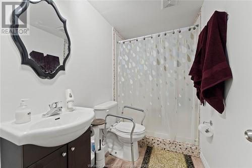 323 Beverly, Essex, ON - Indoor Photo Showing Bathroom