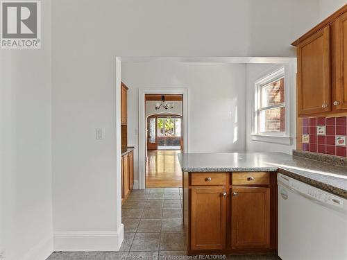 281-283 Moy Avenue, Windsor, ON - Indoor Photo Showing Kitchen