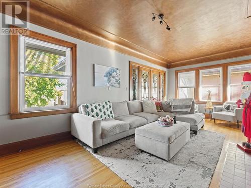 281-283 Moy Avenue, Windsor, ON - Indoor Photo Showing Living Room