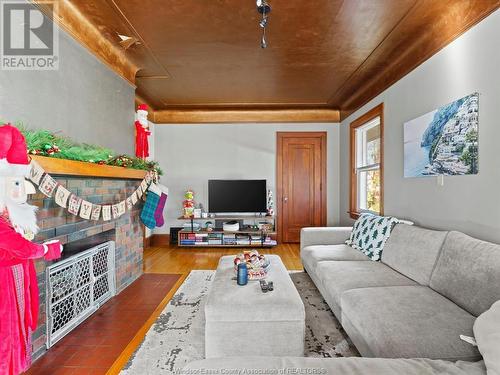 281-283 Moy Avenue, Windsor, ON - Indoor Photo Showing Living Room