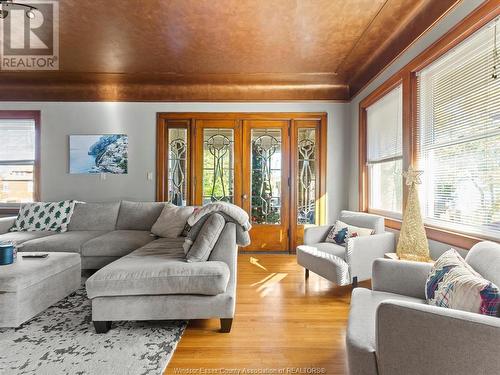 281-283 Moy Avenue, Windsor, ON - Indoor Photo Showing Living Room