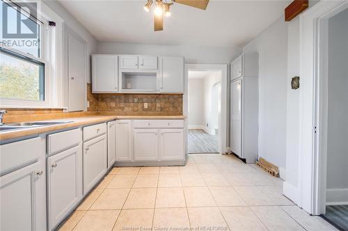 1637 Francois Road, Windsor, ON - Indoor Photo Showing Kitchen