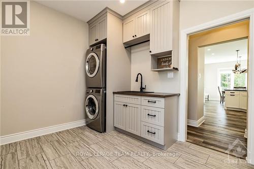 1515 Diamondview Road, Ottawa, ON - Indoor Photo Showing Laundry Room