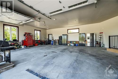 1515 Diamondview Road, Ottawa, ON - Indoor Photo Showing Garage