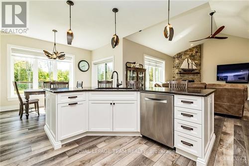 1515 Diamondview Road, Ottawa, ON - Indoor Photo Showing Kitchen With Upgraded Kitchen