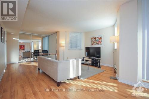 701 - 18 Nepean Street, Ottawa, ON - Indoor Photo Showing Living Room