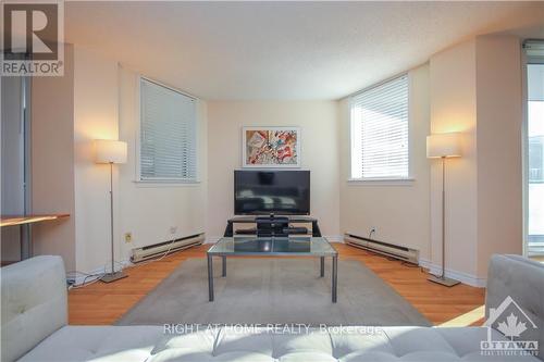 701 - 18 Nepean Street, Ottawa, ON - Indoor Photo Showing Living Room