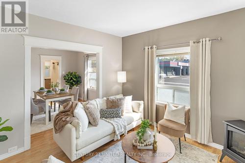 402 Mcdonnel Street, Peterborough (Monaghan), ON - Indoor Photo Showing Living Room