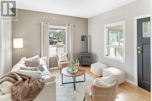 402 Mcdonnel Street, Peterborough (Monaghan), ON - Indoor Photo Showing Living Room