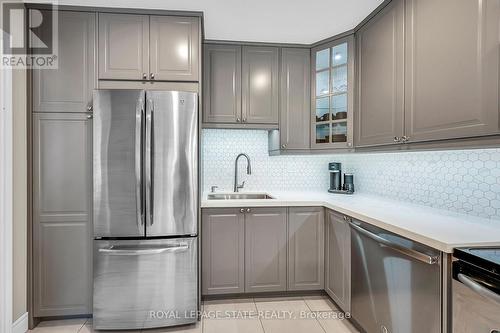 142 St Andrews Drive, Hamilton, ON - Indoor Photo Showing Kitchen With Upgraded Kitchen