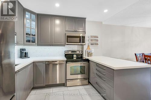 142 St Andrews Drive, Hamilton, ON - Indoor Photo Showing Kitchen With Upgraded Kitchen