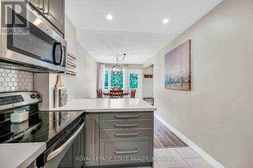 142 St Andrews Drive, Hamilton, ON - Indoor Photo Showing Kitchen