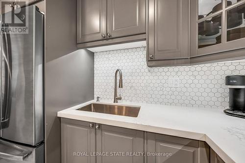 142 St Andrews Drive, Hamilton, ON - Indoor Photo Showing Kitchen