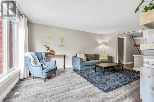 142 St Andrews Drive, Hamilton, ON - Indoor Photo Showing Living Room