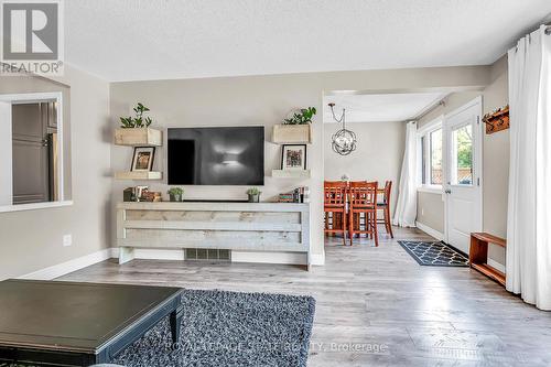 142 St Andrews Drive, Hamilton, ON - Indoor Photo Showing Living Room