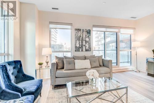 420 - 39 Annie Craig Drive, Toronto, ON - Indoor Photo Showing Living Room