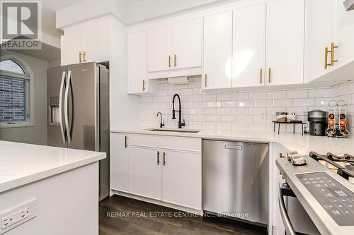 22 Sandstone Street, Cambridge, ON - Indoor Photo Showing Kitchen With Upgraded Kitchen