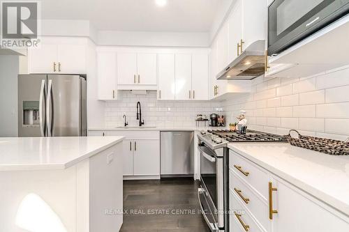 22 Sandstone Street, Cambridge, ON - Indoor Photo Showing Kitchen With Upgraded Kitchen