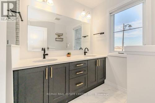 22 Sandstone Street, Cambridge, ON - Indoor Photo Showing Bathroom