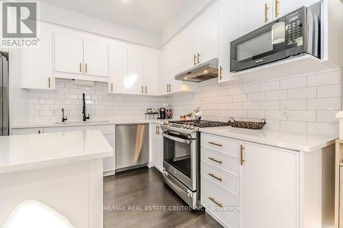 22 Sandstone Street, Cambridge, ON - Indoor Photo Showing Kitchen With Upgraded Kitchen