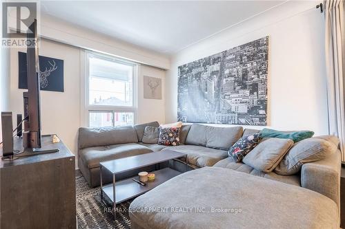 28 Britannia Avenue, Hamilton, ON - Indoor Photo Showing Living Room