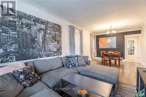 28 Britannia Avenue, Hamilton, ON - Indoor Photo Showing Living Room