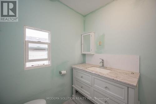 204 Sherman Avenue, Hamilton, ON - Indoor Photo Showing Bathroom